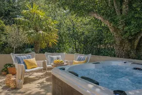 Holiday home with hot tub, BBQ & terrace | Mountain view - Image 4