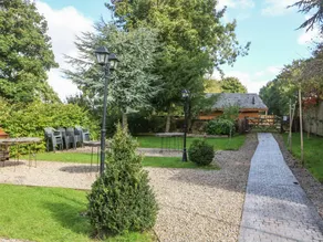 Cottage with garden - Image 4