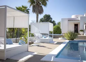 Fully equipped ample villa with barbecue, private pool & terrace | Garden view - Image 5