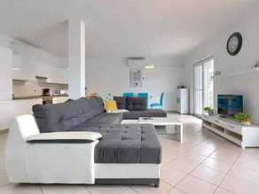 Apartment with garden, jacuzzi & terrace - Image 5