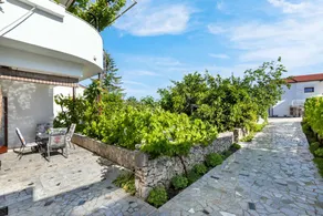 Apartment with barbecue, garden & terrace - Image 4