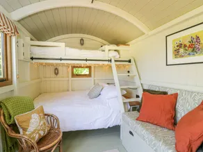 Family-friendly cottage with garden & pool - Image 4
