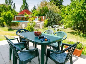 Holiday apartment with pool, terrace & garden - Image 3