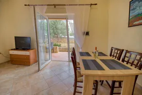 Holiday apartment with garden, terrace & BBQ | Sea view - Image 2