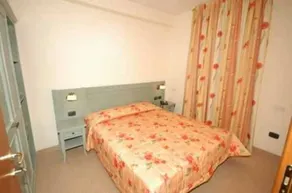 Apartment mit Pool und Garten - Image 3