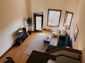 Madison Loft with Balcony, Kitchen & Jacuzzi - Image 4