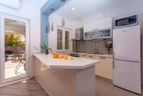 Child-friendly villa with BBQ, terrace & heated pool | Close to the beach - Image 4