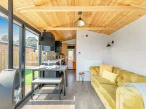 Flat with sauna, garden & hot tub - Image 4
