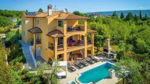 Villa with garden, terrace & sauna - Image 2