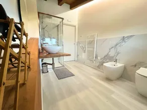 Agriturismo l' Abbraccio della Vigna tra vigneti con vista Castelli di Montecchio Maggiore e Colli Berici: Agriturismo Vicenza - Appartamento Vite Romantica - parcheggio privato, giardino, portico privato e WiFi Gratuito - Image 4