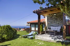 Holiday home with garden | Beach view - Image 3