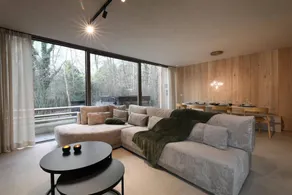 Enjoy a luxury vacation in the Lodge with Jacuzzi, accommodating 8 guests, set in a serene forest edge location. - Image 5