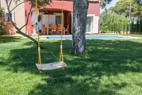 Villa with garden, terrace & private pool - Image 3