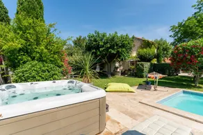 Merveilleuse maison de vacances entièrement équipée avec barbecue, piscine et jardin | Vue jardin - Image 2