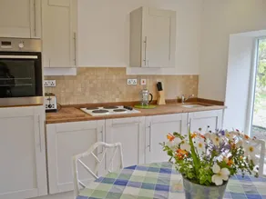 Cottage with garden, terrace & BBQ - Image 4