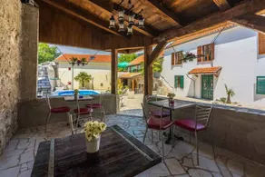 Villa con terrazza, piscina privata e giardino - Image 4
