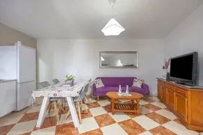 Apartment with terrace - Image 3