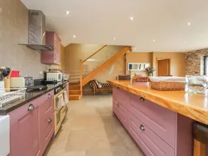 Children-friendly cottage with jacuzzi & garden - Image 3
