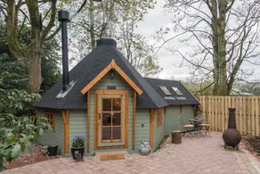 Lodge with hot tub & garden - Image 4