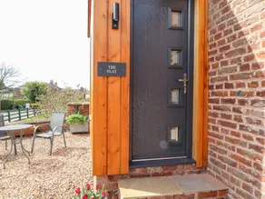 Cottage with garden - Image 2