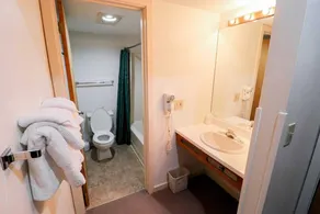 Chambre d'hôtel standard de luxe avec deux lits queen au 2e étage avec piscine chauffée - Image 4