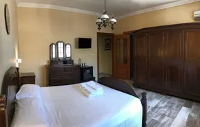 Private room with pool & garden - Image 2