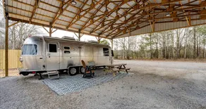 Peaceful Lakeside Covered Airstream with Firepit & Kayaks Near Centre, AL - Image 4