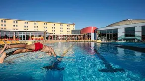 Family-oriented lovely flat with hot tub, garden & pool - Image 4