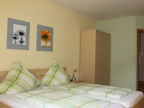 Ferienwohnung mit Terrasse, Pool und Garten - Image 2