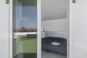 Chambre privée avec internet haut débit, jacuzzi et terrasse | Vue ville | Avec animaux autorisés - Image 3
