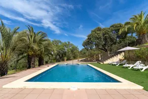 Casa apta para familias con piscina privada, jardín y terraza | Vistas a la montaña | Ideal para teletrabajar | Se admiten mascotas - Image 2