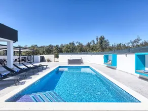 Fully equipped charming holiday home with barbecue, private pool & terrace - Image 4