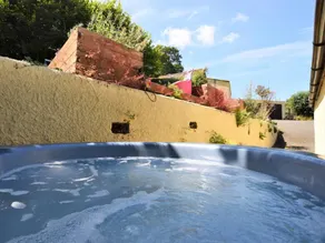 Cottage with garden & jacuzzi - Image 2
