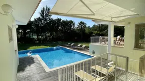 Villa avec terrasse, jacuzzi et piscine privée | Vue piscine - Image 2