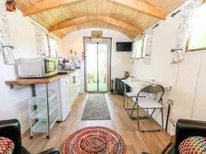 Cottage with garden - Image 4