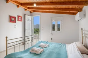 Neratziona Garden House: Peaceful Retreat, 4-Min Walk to Beach - Image 3