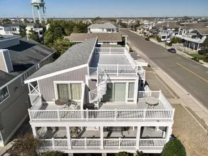 Lovely unit with ocean views from top deck! - Image 2