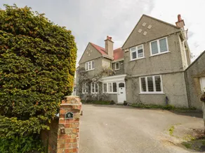 Cottage with garden, terrace & barbecue | Beach view - Image 3