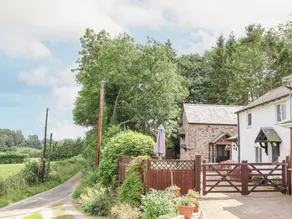Cottage with garden - Image 2