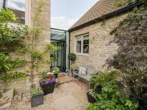 Cottage with garden - Image 2