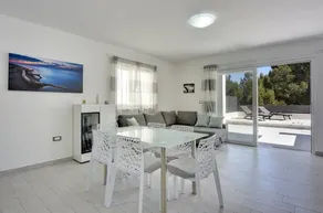 Fully equipped holiday home with terrace & pool - Image 2