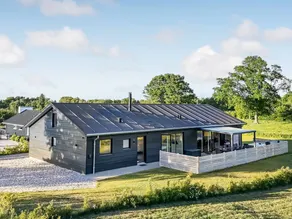 Child-friendly holiday home with barbeque, sauna & terrace | Sea view - Image 3