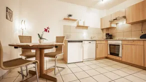 Flat with garden & terrace - Image 3