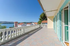 Holiday home with garden | Sea view - Image 2