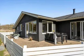 Children-friendly house with BBQ, terrace & hot tub - Image 5