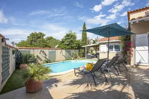 Villa with terrace, BBQ & private pool - Image 2