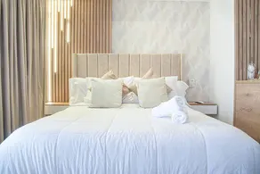 Apartamento vacacional apta para familias con terraza y piscina | Vistas al agua | En la playa - Image 4