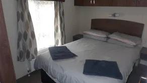 Modern 3 bedroom lodge at Avonvale Holiday Lodges - Image 4