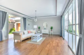 Large luxury enclosed villa, perfect location - Image 5