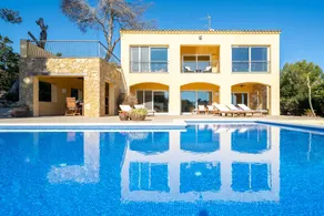 Children-friendly spacious villa with terrace, barbecue & garden | Near Castell de Tamarit | Sea view | Beach nearby | Good for workation - Image 2